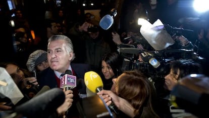 Luis B&aacute;rcenas llega a su domicilio, rodeado de periodistas, tras salir de prisi&oacute;n.