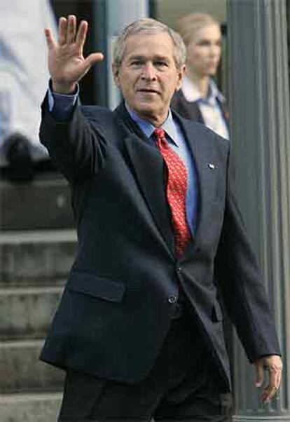 George W. Bush saluda al salir de la iglesia ayer en Washington.