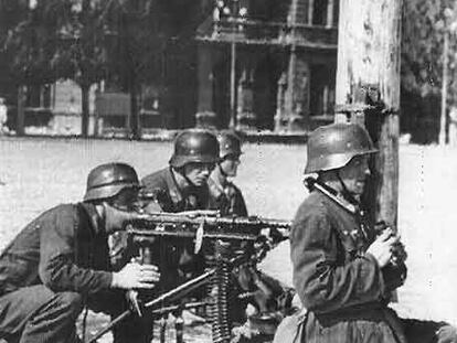 Unos soldados alemanes se disponen a disparar una ametralladora MG-42 en una calle de Nikolaev (Ucrania), en agosto de 1941.