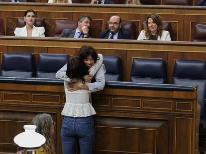 La ministra de Igualdad, Ana Redondo, y la diputada del PSOE Andrea Fernández, durante la sesión plenaria del Congreso de los Diputados celebrada el pasado martes en Madrid.