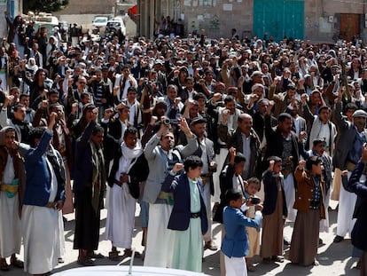 Simpatizantes Huthi piden el fin de la campaña militar saudí en Yemen, este viernes.