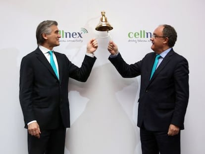 El presidente de Cellnex, Francisco Reynes, y su consejero delegado, Tobías Martínez, tocan la campana en la salida a Bolsa de la compañía en mayo.