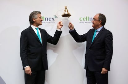 El presidente de Cellnex, Francisco Reynes, y su consejero delegado, Tob&iacute;as Mart&iacute;nez, tocan la campana en la salida a Bolsa de la compa&ntilde;&iacute;a