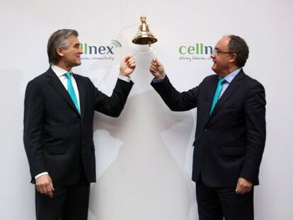 El president de Cellnex, Francisco Reynes, i el seu conseller delegat, Tobías Martínez, toquen la campana en la sortida a borsa de la companyia al maig.