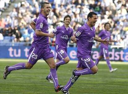 Jonathan Sesma (derecha) celebra su gol conseguido ante el Recreativo, con Medunjanin siguiéndole.