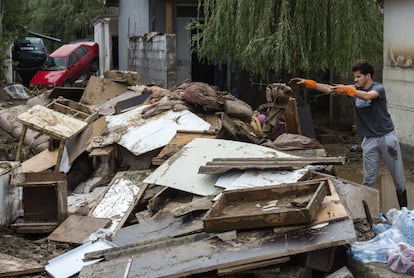 Un hombre se deshace de sus pertenencias dañadas en el pueblo Stajkovci de Skopie.