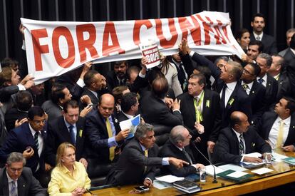  Um pouco antes do início da sessão, deputados contrários ao impeachment protestaram contra o presidente da Câmara. Eduardo Cunha mandou retirar a faixa contra ele. 