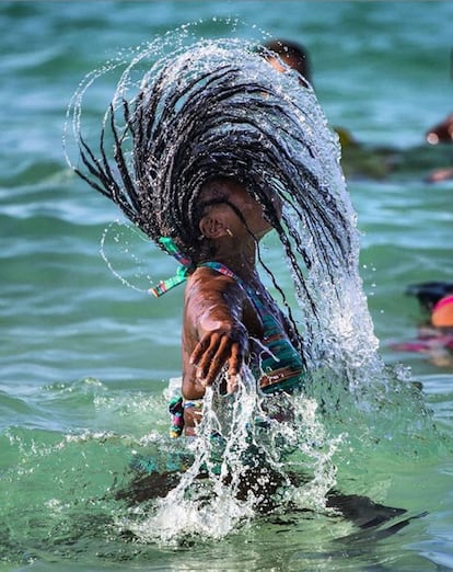 Otra imagen de cabello afro de Cuba esta vez combinada con el agua @gloriachoco en acción en la playa de La Habana, Cuba.