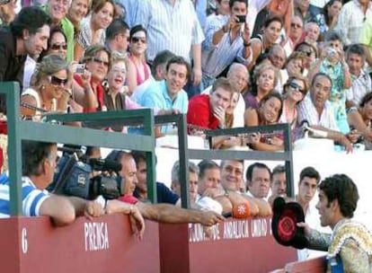 José Tomás brinda a Joaquín Sabina su primer toro del miércoles, el que le corneó en el muslo durante su corrida en Linares.