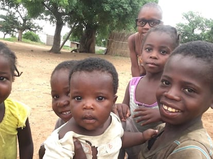 Niños en una aldea de Mozambique.