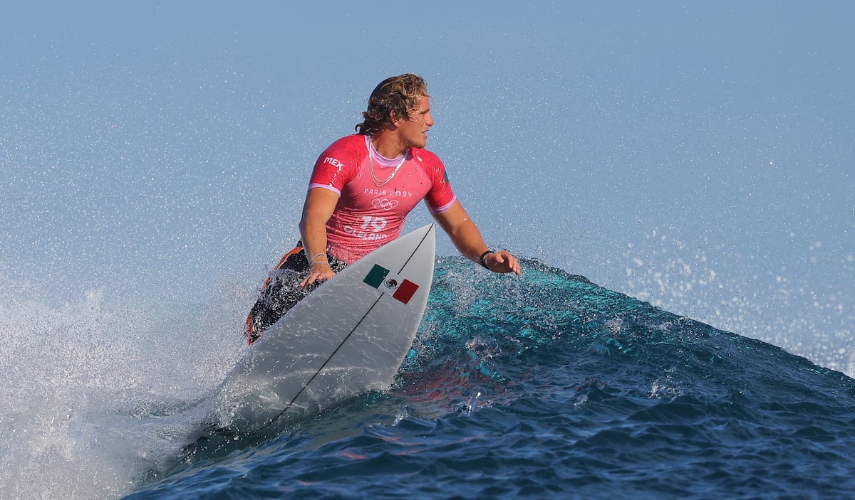 Alan Cleland falls but sends Mexico into a surfing frenzy at the Olympics | Paris 2024 Olympic Games