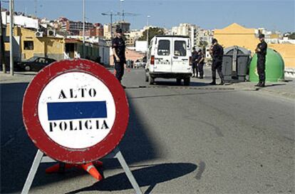 Agentes de la policía local de Ceuta controlaban ayer el tráfico procedente de Marruecos.