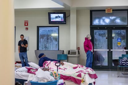 Floridians wait for the arrival of Hurricane Helene at Lincoln High School which was opened as a shelter in Tallahassee, Florida, U.S., September 26, 2024. 