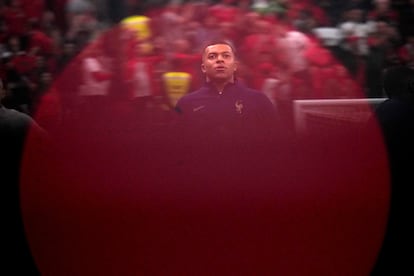 Kylian Mbappé, calentando antes del partido frente a Marruecos en las semifinales del Mundial de Qatar.