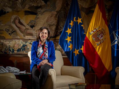 La ministra de Defensa, Margarita Robles, este viernes en su despacho oficial.