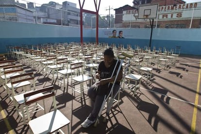 Una venezolana aguarda en un colegio en Caracas.