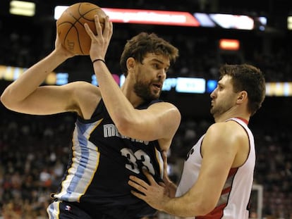 Marc Gasol, ante Kleiza.