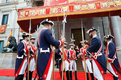 Miembros de la Guardia Real a las puertas del Congreso de los Diputados engalanado para la ceremonia de apertura de legislatura, este miércoles.