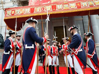 Miembros de la Guardia Real a las puertas del Congreso de los Diputados engalanado para la ceremonia de apertura de legislatura, este miércoles.