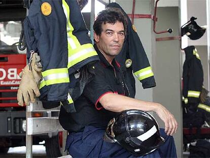 El bombero Ignacio Iturriaga, en el parque de bomberos de Valencia.