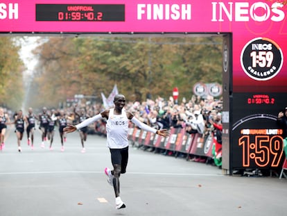 El símbolo de la revolución tecnológica: Eliud Kipchoge corre en Viena un maratón en menos de dos horas con un modelo de Nike.