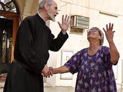 Un sacerdote y una mujer, ayer frente a una iglesia de Bagdad.
