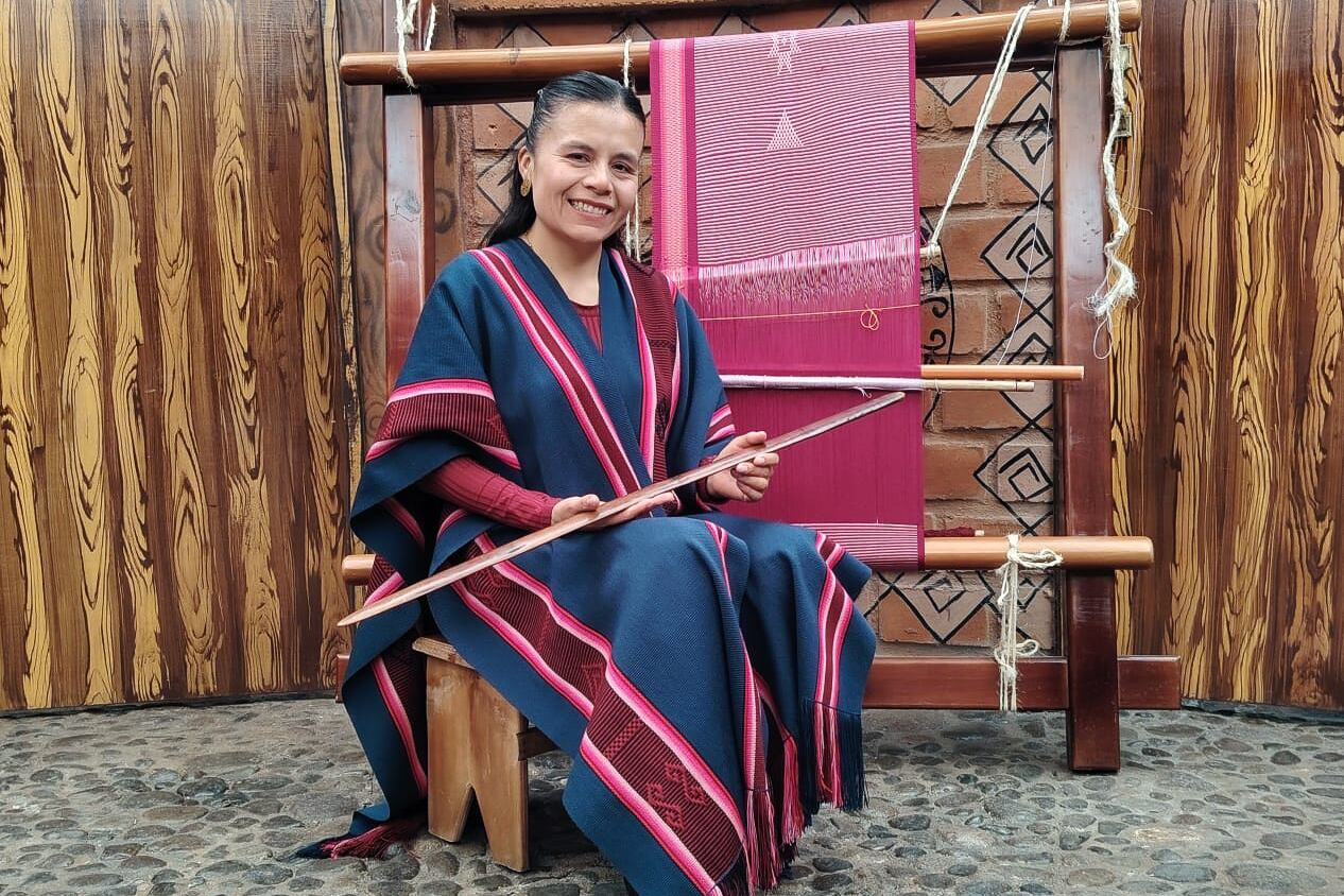 Flor Imbacuán, la mujer que convirtió los saberes ancestrales del pueblo de Los Pastos en símbolo de resiliencia y alta costura