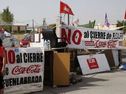 Familiares de la plantilla protestan a la entrada de la f&aacute;brica de Fuenlabrada.