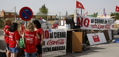 Familiares de la plantilla protestan a la entrada de la f&aacute;brica de Fuenlabrada.