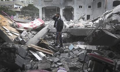 Un palestino busca entre las ruinas de su casa después de un bombardeo del Ejército israelí.