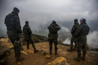 Un grupo de cascos azules español observa los territorios de Israel y Líbano desde las estribaciones de los Altos del Golán. Cerca de aquí confluyen las fronteras de tres países: Siria, Líbano e Israel. Es uno de los avisperos de Oriente Próximo. Desde este punto se ve la posición donde murió el cabo Francisco Javier Soria, cerca de la localidad de Ghayar. Fue en 2015. El militar falleció por el impacto de un proyectil israelí dirigido a Hezbolá. El Ejército israelí no avisó del ataque a la ONU. Desde que España desplegara a sus tropas a Líbano en 2006, han muerto 15 militares. "Nuestros cascos azules están descolgados de la opinión pública. No tenemos ningún Beckham que haya ido a ver las tropas, quitando los políticos de turno. Hay una desconexión", asegura el experto en seguridad Félix Arteaga.