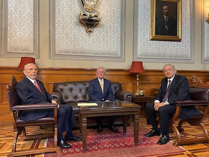 El presidente de México, Andrés Manuel López Obrador (D), acompañado de Javier Jiménez Espriu (C) y Jorge Arganis Díaz Leal (I), en el Palacio Nacional, el 23 de julio.