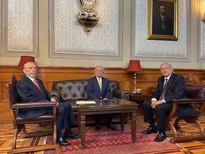 El presidente de México, Andrés Manuel López Obrador (D), acompañado de Javier Jiménez Espriu (C) y Jorge Arganis Díaz Leal (I), en el Palacio Nacional, el 23 de julio.