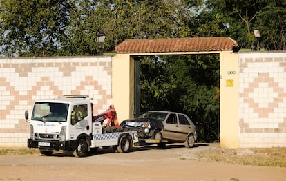 El coche con el que Joyce Greyce atropelló a dos vecinos en una finca de Dos Hermanas (Sevilla), remolcado por una grúa en julio de 2020.