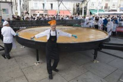 El chef Sen&eacute;n Gonz&aacute;lez frente a la megatortilla de patata que hizo, el 2 de agosto, en Vitoria. 