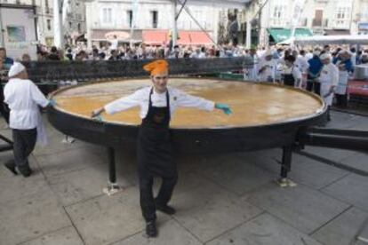 El chef Senén González frente a la megatortilla de patata que hizo, el 2 de agosto, en Vitoria.