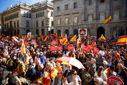 Atmosphere during the rally in Sant Jaume square in Barcelona against the amnesty deal.