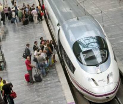 Unos viajeros suben al tren en la Estación Delicias de Zaragoza. EFE/Archivo