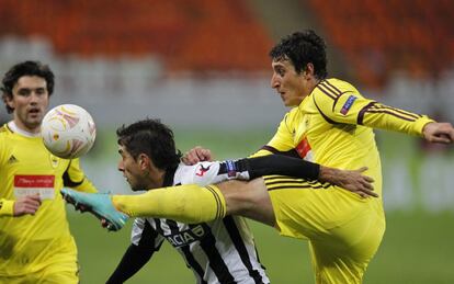 Rasim Tagirbekov (d) lucha por el balón con Pereyra, del Udinese.