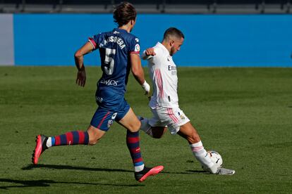 Hazard dispara para anotar el primer gol del Madrid ante el Huesca en el Di Stéfano este sábado.