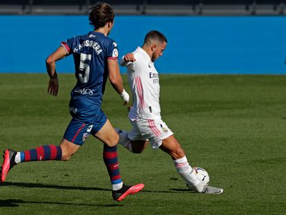 Hazard dispara para anotar el primer gol del Madrid ante el Huesca en el Di Stéfano este sábado.