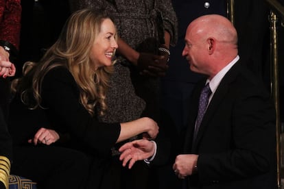 La viuda de Steve Jobs y cofundadora de Apple, Laurene Powell Jobs, saluda al exastronauta y esposo de la congresista Gabrielle Giffords, Mark Kelly, momentos antes del discurso sobre el estado de la unión.