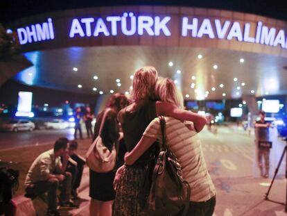 Unos pasajeros se abrazan en el exterior del principal aeropuerto de Estambul.
