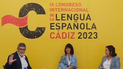 Desde la izquierda, Mario Tascón, Carolina Robino y Pepa Bueno, directora de EL PAÍS, en el IX Congreso Internacional de la Lengua (CILE) celebrado en marzo en Cádiz. 