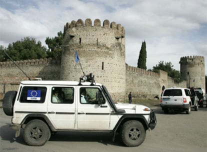 Un coche del contigente de observadores internacionales cruza el pueblo Mukhrani, cerca de la zona de seguridad de Osetia del Sur.