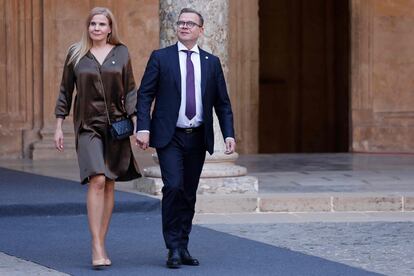 El primer ministro finlandés, Petteri Orpo, y su esposa, Niina Kanniainen-Orpo, llegan al Palacio de Carlos V en la Alhambra.