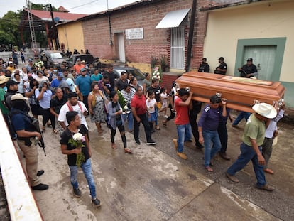 Pobladores de San Miguel Totolopan en una caravana fúnebre de víctimas asesinadas por un comando armado, en octubre de 2022.