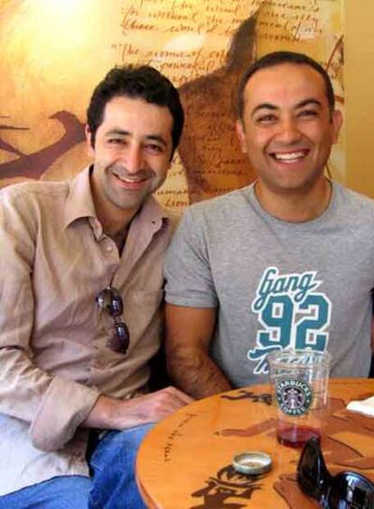 Los turcos Erkan y Cem ríen en una cafetería del centro de Madrid.