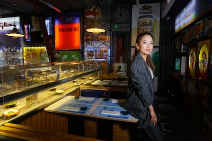 Paloma Fang, joven empresaria hostelera posando en el Running Sushi in Osaka, uno de sus siete restaurantes asiáticos en Madrid.