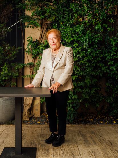 Montserrat Fontané, cocinera de Can Roca y madre de los hermanos Roca, en su restaurante: "Para que ellas triunfen en la cocina tienen que dejar atrás muchas cosas”, dice.